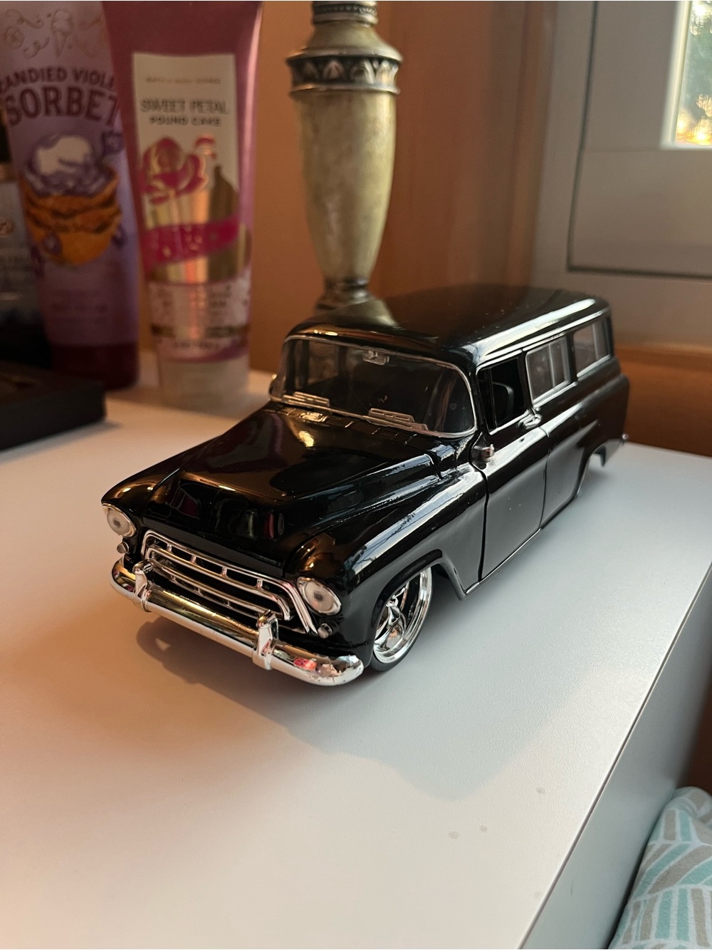 Jada Toys 1957 Chevrolet Suburban black truck